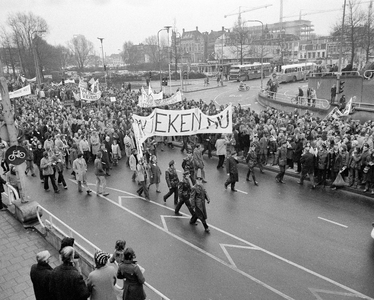 400562 Afbeelding van de demonstratie tegen de oorlog in Vietnam bij de Leidseveertunnel te Utrecht.